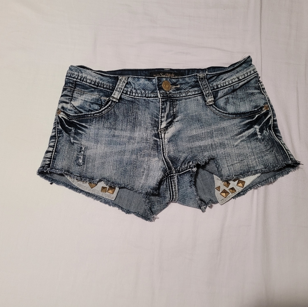 Short with studs